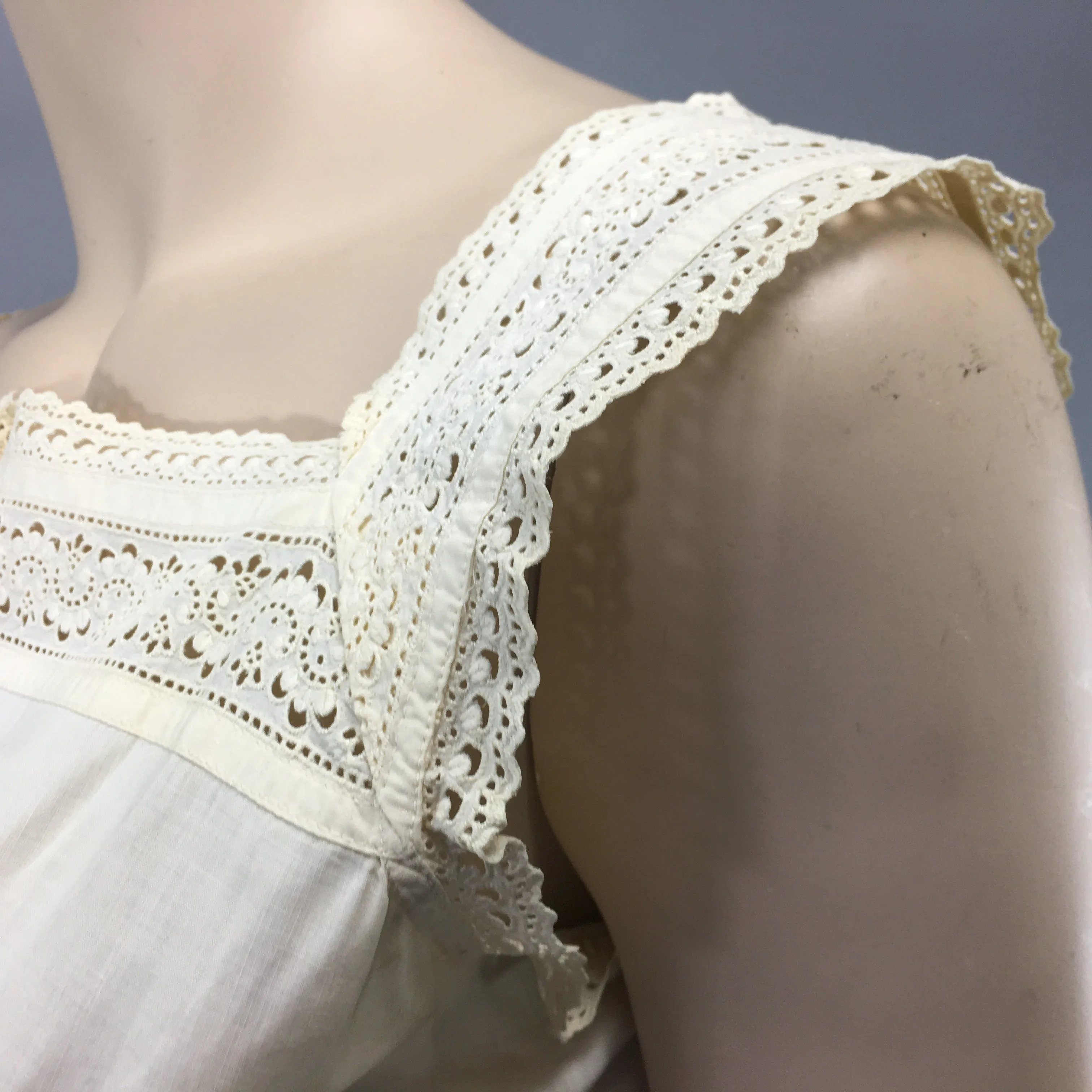 00&#x2019;s Antique Ivory Beige Cotton Lace Chemise
