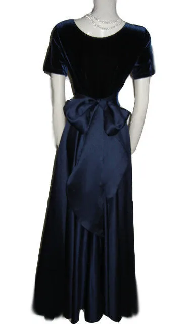 *GORGEOUS CDC CARMEN DESIREE COMPANY VELVETY MIDNIGHT NAVY & PEAU DE SOIE GRAND SWEEP OF OVER 24 FEET EVENING GOWN ADORNED WITH A HUGE SASH & BOW
