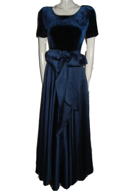 *GORGEOUS CDC CARMEN DESIREE COMPANY VELVETY MIDNIGHT NAVY & PEAU DE SOIE GRAND SWEEP OF OVER 24 FEET EVENING GOWN ADORNED WITH A HUGE SASH & BOW